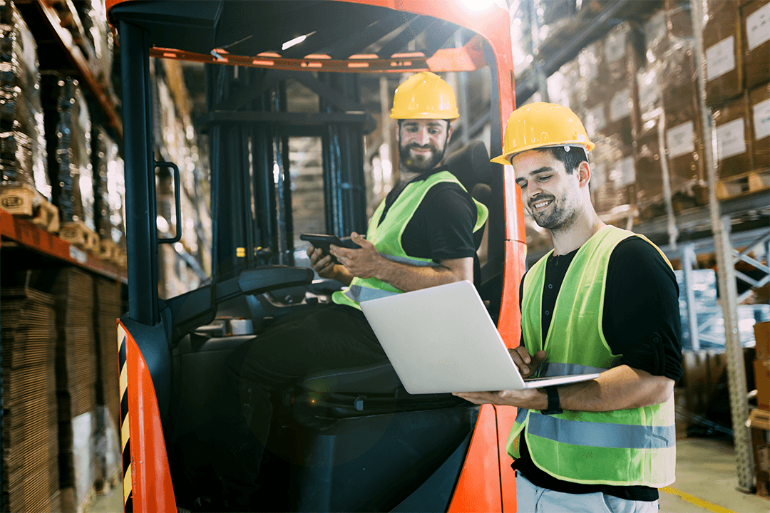 Dois trabalhadores em Centro de Distribuição analisando dados em dispositivos móveis rodando o sistema S2S